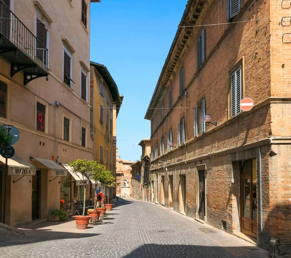 Urbino, Italy - August 9, 2017: A small street in the old town of Urbino. sunny day. — Stock Photo, Image
