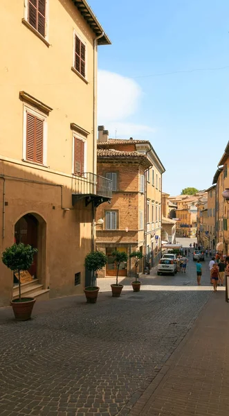 Urbino, Itálie - 9. srpna 2017: Malá ulička ve starém městě Urbino. slunečný den. — Stock fotografie