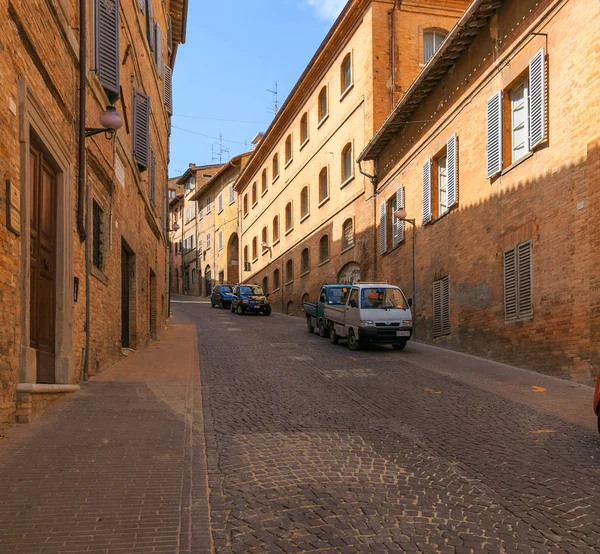 Urbino, Italie - 9 août 2017 : Une petite rue dans la vieille ville d'Urbino. journée ensoleillée. — Photo