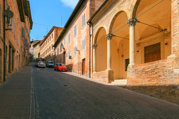 Urbino, Italia - 9 de agosto de 2017: Una pequeña calle en el casco antiguo de Urbino. día soleado. — Foto de Stock