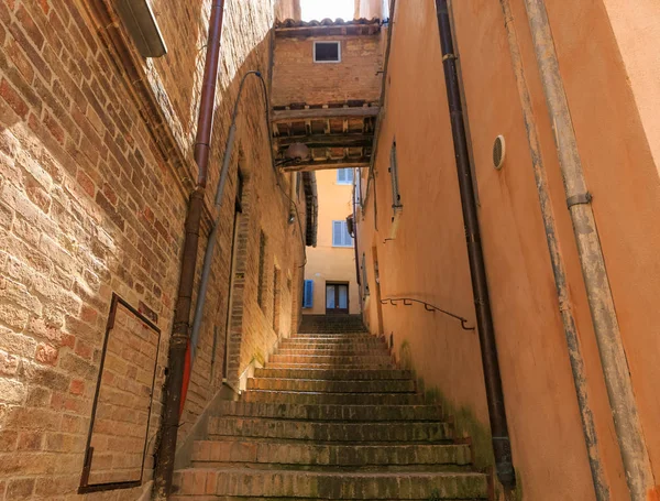 Urbino, İtalya - 9 Ağustos 2017: dar tünel. konut arasında geçiş.