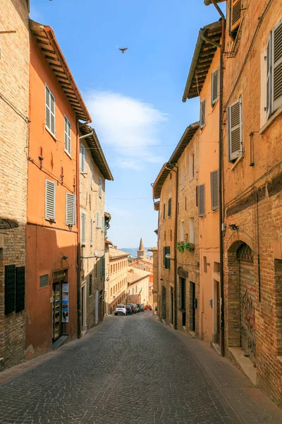 Urbino, Italia - 9 de agosto de 2017: Una pequeña calle en el casco antiguo de Urbino. día soleado. — Foto de Stock