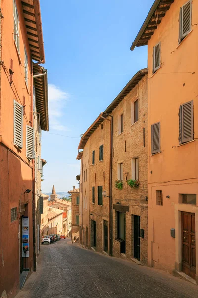 Urbino, Olaszország - 2017. augusztus 9.: Egy kis utca Urbino óvárosában. napsütéses nap. — Stock Fotó