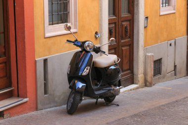 Urbino, İtalya - 9 Ağustos 2017: sokakta park edilmiş scooter.
