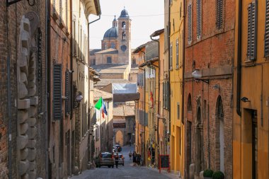 Urbino, İtalya - 9 Ağustos 2017: Eski Urbino kasabasında küçük bir sokak. güneşli bir gün.