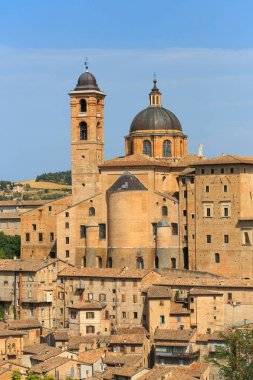 Urbino, Marche, İtalya 'daki ortaçağ şatosu manzarası.