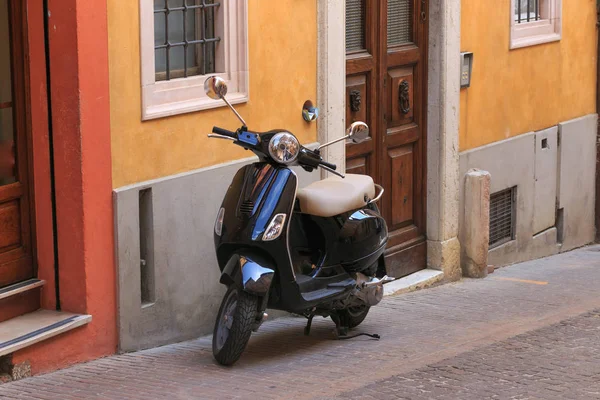 Urbino, Italia - 9 de agosto de 2017: scooter estacionado en la calle . — Foto de Stock