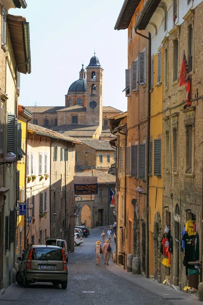 Urbino, Italien - 9 augusti 2017: En liten gata i den gamla staden Urbino. solig dag. — Stockfoto
