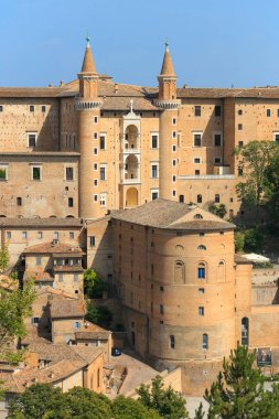 Urbino, Marche, İtalya 'daki ortaçağ şatosu manzarası.