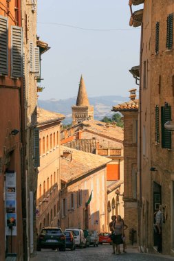 Urbino, İtalya - 9 Ağustos 2017: Eski Urbino kasabasında küçük bir sokak. güneşli bir gün.