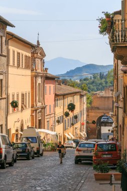 Urbino, İtalya - 9 Ağustos 2017: Eski Urbino kasabasında küçük bir sokak. güneşli bir gün.
