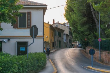 Urbino, İtalya - 9 Ağustos 2017: Urbino eski kasaba küçük bir sokakta.