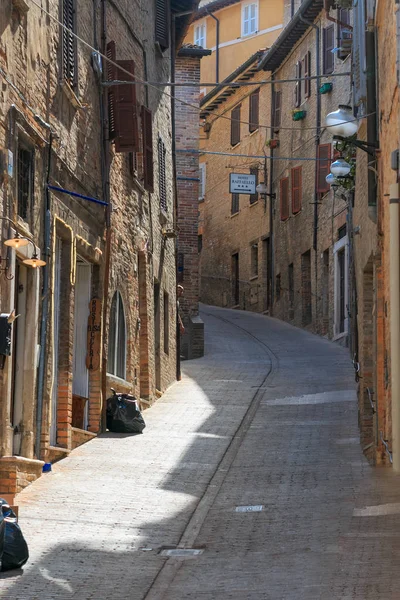 Urbino, Italia - 9 de agosto de 2017: Una pequeña calle en el casco antiguo de Urbino. día soleado. — Foto de Stock