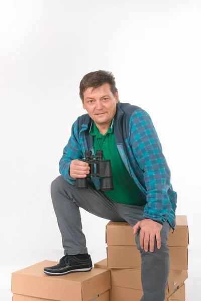 Hombres con prismáticos. retrato en estudio sobre blanco . —  Fotos de Stock