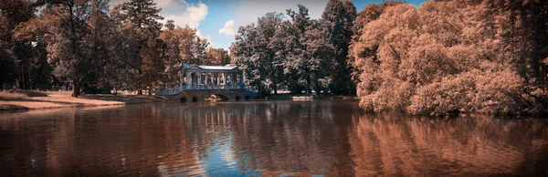 Petersburg, Rússia - 29 de junho de 2017: Ponte de Mármore no parque Tsarskoye Selo, Rússia. — Fotografia de Stock