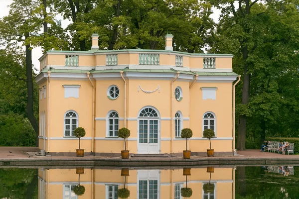 Petersburg, Rússia - 29 de junho de 2017: The Upper Bathhouse Pavilion and Mirror Pond in Catherine Park. O Tsarskoye Selo é o Museu-Preservação do Estado e localizado perto de São Petersburgo . — Fotografia de Stock