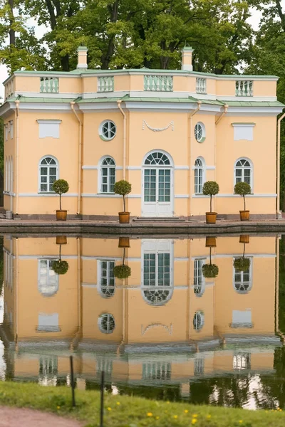 Petrohrad, Rusko - 29. června 2017: Horní lázně pavilon a zrcadlo rybník v parku Catherine. Carskoje Selo je státní muzeum-rezervace a nachází v blízkosti Saint-Petersburg. — Stock fotografie