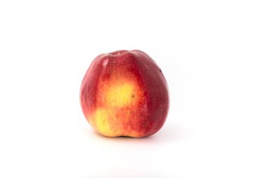 büyük kırmızı olgun elma beyaz. Stüdyo.