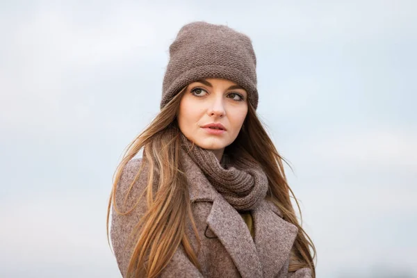 Meisje in een gebreide cap en een sjaal in de herfst op de natuur. koude. — Stockfoto