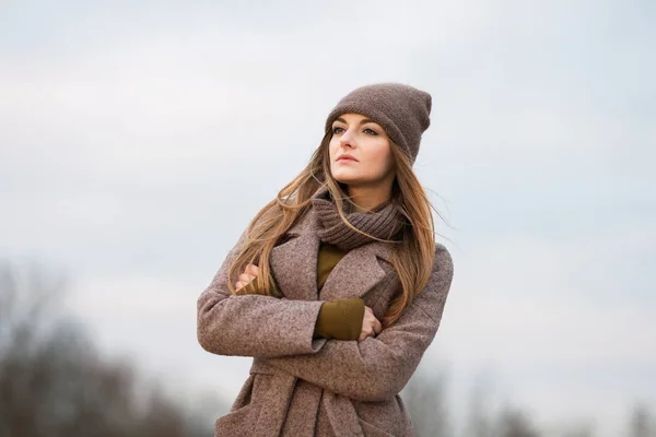 ニット帽と自然に秋にスカーフの女の子。冷. — ストック写真