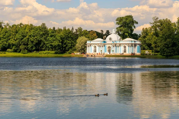 Petersburg, Russie - 29 juin 2017 : Tsarskoye Selo. Le pavillon de l'Ermitage dans le parc Catherine. — Photo