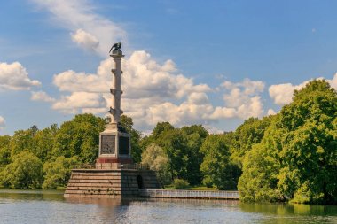 Petersburg, Rusya - 29 Haziran 2017: Catherine Park 'taki Büyük Göl' deki Chesme Sütunu. Tsarskoye Selo Devlet Müzesini Koruma Alanıdır..