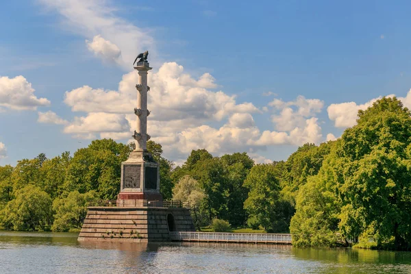 Petersburg, Rússia - 29 de junho de 2017: The Chesme Column on the Great Pond in the Catherine Park. O Tsarskoye Selo é Museu-Preservação do Estado. — Fotografia de Stock
