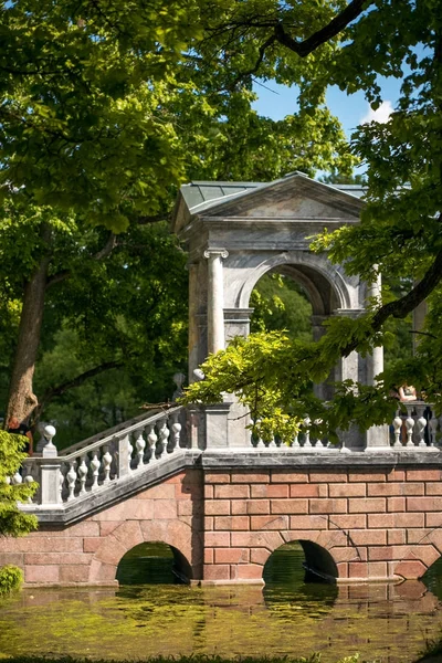 Petersburg, Russia - 29 giugno 2017: Ponte di marmo nel parco Tsarskoye Selo, Russia. — Foto Stock