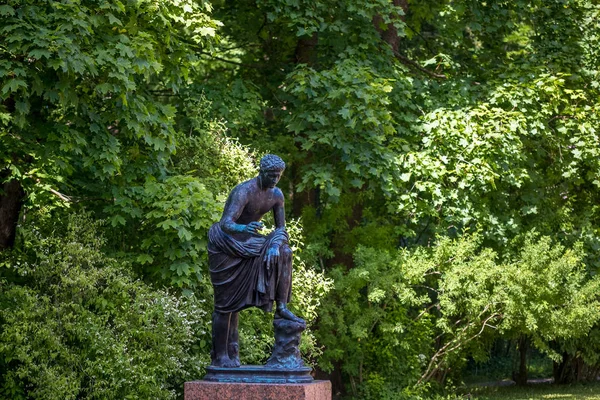 Petersburg, Ryssland - 29 juni 2017: Katherines slottshall i Tsarskobyn. skulptur. — Stockfoto