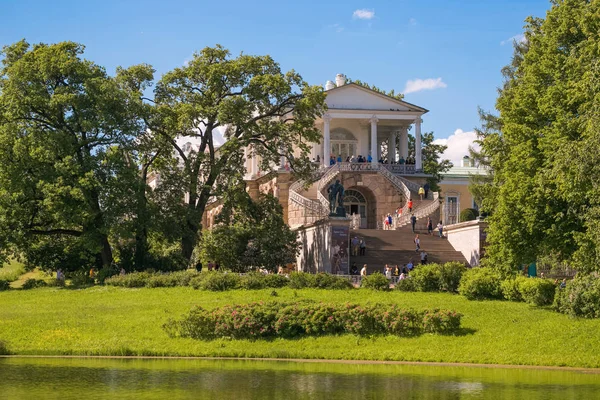 Petersburg, Ryssland - 29 juni 2017: Den övre badhus Pavilion och spegel damm i Catherine Park. Den Tsarskoye Selo är State Museum-bevara och belägna nära Saint-Petersburg. — Stockfoto