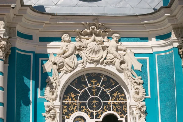 Petersburg, Rusia - 29 de junio de 2017: Katherine 's Palace hall in Tsarskoe Village. Detalles y elementos arquitectónicos . — Foto de Stock