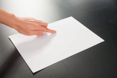 Kağıt üzerinde siyah bir arka plan ile eller. Stüdyo izole.