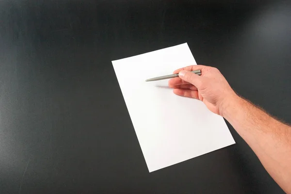 Руки людини з папером на чорному тлі. студія ізолювати . — стокове фото