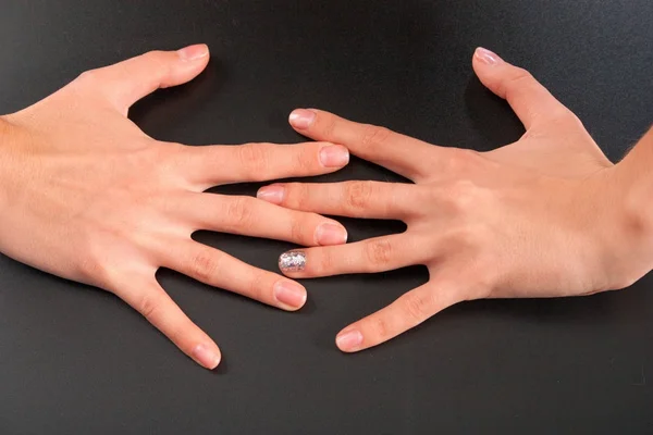 Manicura de manos femeninas sobre fondo negro. aislado de estudio . — Foto de Stock