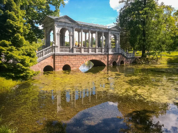 Petersburgo, Rusia - 29 de junio de 2017: Puente de mármol en el parque Tsarskoye Selo, Rusia. —  Fotos de Stock