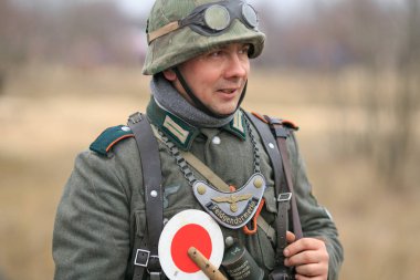 Gomel, Belarus - 26 Kasım 2017: İkinci Dünya Savaşı 'ndaki Alman Askerleri Gibi Giyinen Oyuncular Bir Topla Savaşıyor. Gomel 'in Nazi işgalcilerinden kurtuluşunun 74' üncü yıldönümü kutlamaları.