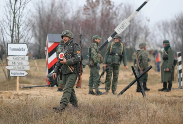 Gomel, Bielorrusia - 26 de noviembre de 2017: Los recreadores vestidos como soldados alemanes en la Segunda Guerra Mundial están luchando con un cañón. Celebración del 74 aniversario de la liberación de Gomel de los invasores nazis . — Foto de Stock