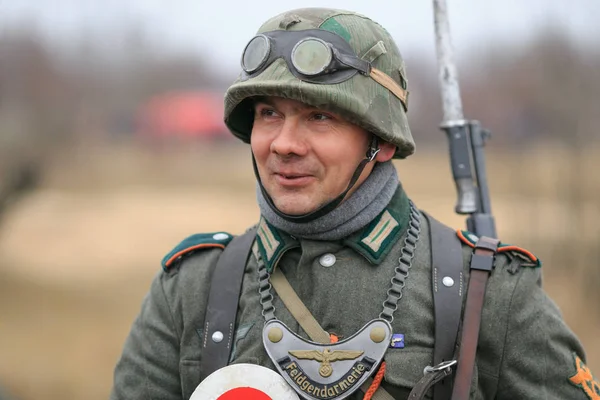 Gomel, Bielorrusia - 26 de noviembre de 2017: Los recreadores vestidos como soldados alemanes en la Segunda Guerra Mundial están luchando con un cañón. Celebración del 74 aniversario de la liberación de Gomel de los invasores nazis . —  Fotos de Stock