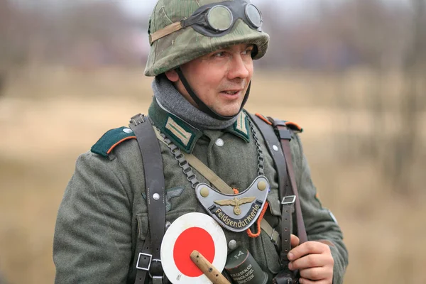 Gomel, Belarus - 26 Kasım 2017: İkinci Dünya Savaşı 'ndaki Alman Askerleri Gibi Giyinen Oyuncular Bir Topla Savaşıyor. Gomel 'in Nazi işgalcilerinden kurtuluşunun 74' üncü yıldönümü kutlamaları. — Stok fotoğraf