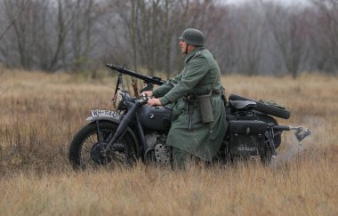 Gomel, Belarus - 26 Kasım 2017: İkinci Dünya Savaşı 'ndaki Alman Askerleri Gibi Giyinen Oyuncular Bir Topla Savaşıyor. Gomel 'in Nazi işgalcilerinden kurtuluşunun 74' üncü yıldönümü kutlamaları.
