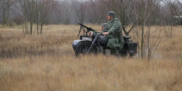 Gomel, Biélorussie - 26 novembre 2017 : Des reconstituteurs déguisés en soldats allemands pendant la Seconde Guerre mondiale se battent avec un canon. Célébration du 74 anniversaire de la libération de Gomel des envahisseurs nazis. — Photo