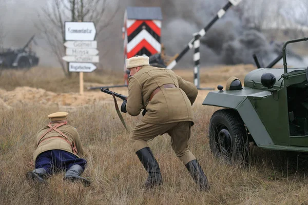 Gomel, Bielorrusia - 26 de noviembre de 2017: Los recreadores vestidos como soldados alemanes en la Segunda Guerra Mundial están luchando con un cañón. Celebración del 74 aniversario de la liberación de Gomel de los invasores nazis . —  Fotos de Stock