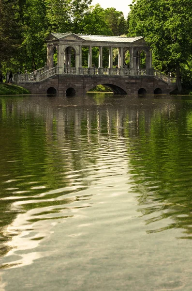 Petersburgo, Rusia - 29 de junio de 2017: Puente de mármol en el parque Tsarskoye Selo, Rusia. — Foto de Stock