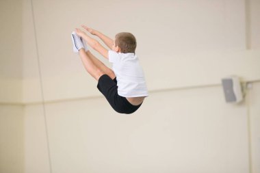 Gomel, Beyaz Rusya - 25 Kasım 2017: Freestyle yarışmalarda 2005-2007 genç erkek ve kadınlar arasında. Program, trambolin ve jimnastik yolu.
