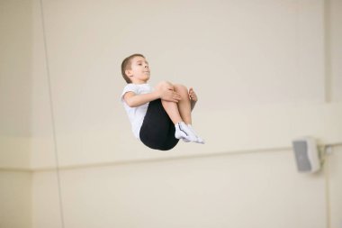 Gomel, Beyaz Rusya - 25 Kasım 2017: Freestyle yarışmalarda 2005-2007 genç erkek ve kadınlar arasında. Program, trambolin ve jimnastik yolu.