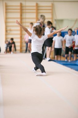 Gomel, Beyaz Rusya - 25 Kasım 2017: Freestyle yarışmalarda 2005-2007 genç erkek ve kadınlar arasında. Program, trambolin ve jimnastik yolu.