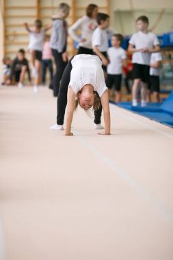 Gomel, Beyaz Rusya - 25 Kasım 2017: Freestyle yarışmalarda 2005-2007 genç erkek ve kadınlar arasında. Program, trambolin ve jimnastik yolu.