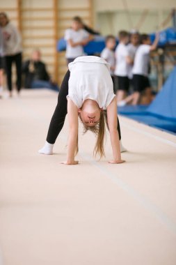 Gomel, Beyaz Rusya - 25 Kasım 2017: Freestyle yarışmalarda 2005-2007 genç erkek ve kadınlar arasında. Program, trambolin ve jimnastik yolu.