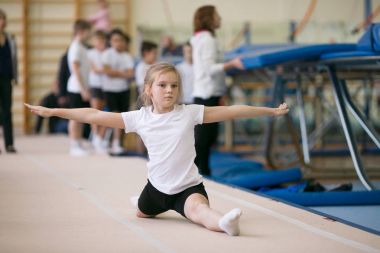 Gomel, Beyaz Rusya - 25 Kasım 2017: Freestyle yarışmalarda 2005-2007 genç erkek ve kadınlar arasında. Program, trambolin ve jimnastik yolu.