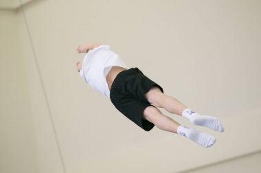 Gomel, Beyaz Rusya - 25 Kasım 2017: Freestyle yarışmalarda 2005-2007 genç erkek ve kadınlar arasında. Program, trambolin ve jimnastik yolu.